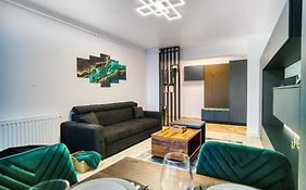 Stylish Hideaway Near City Center